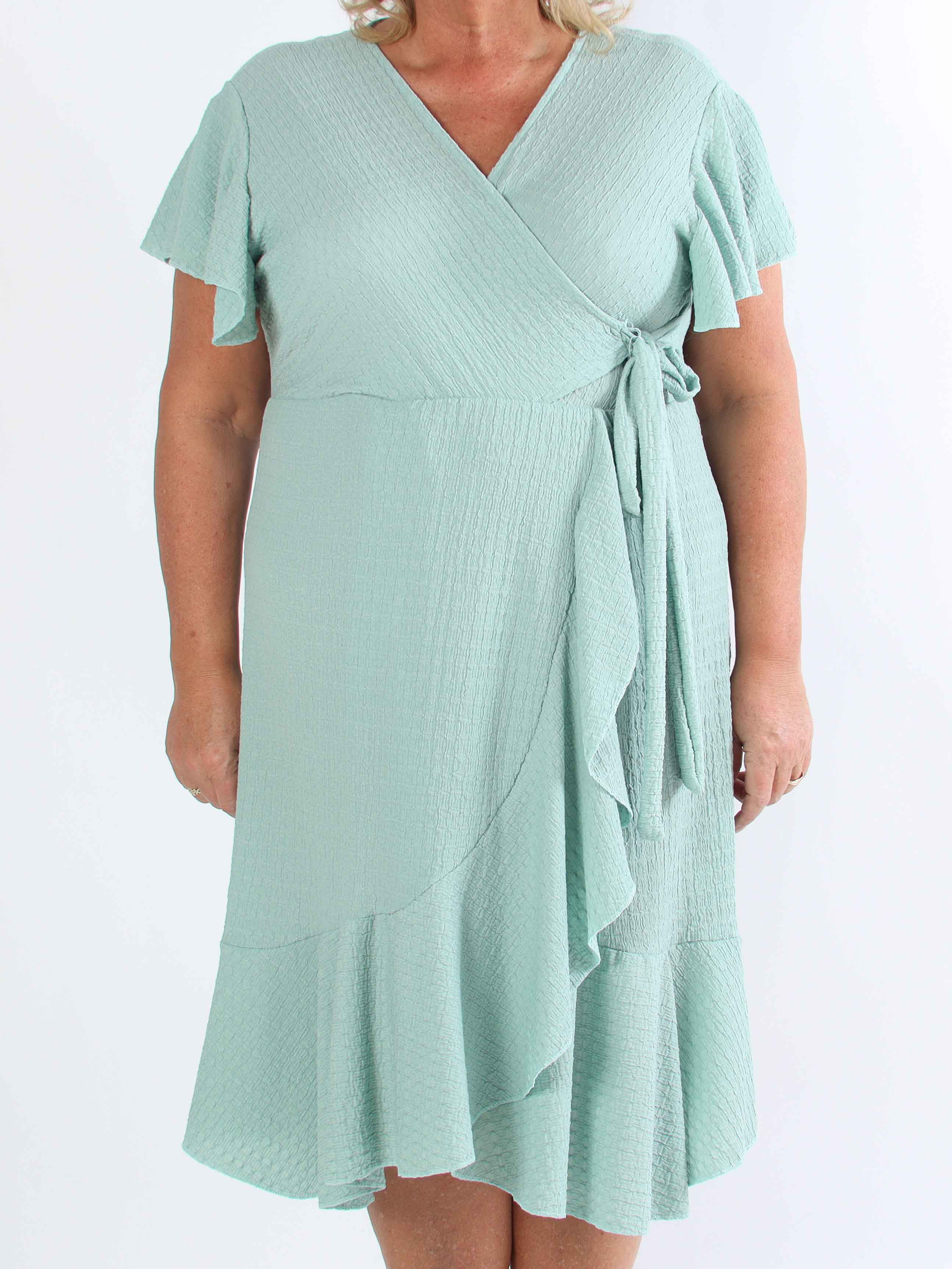 Eliana - Söt plus size-klänning i omlottmodell med volanger